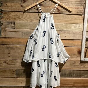 NWT NEW SADIE & SAGE White Blue Flower Embroidered Sleevelesss Romper. B